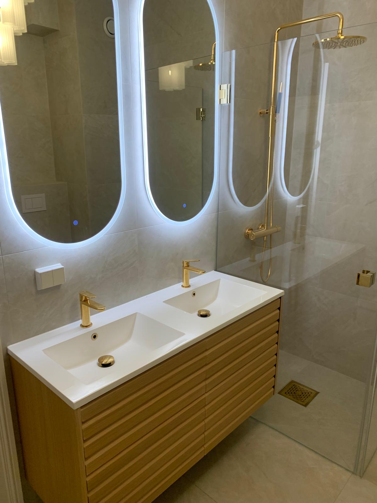 Vanity unit and shower zone