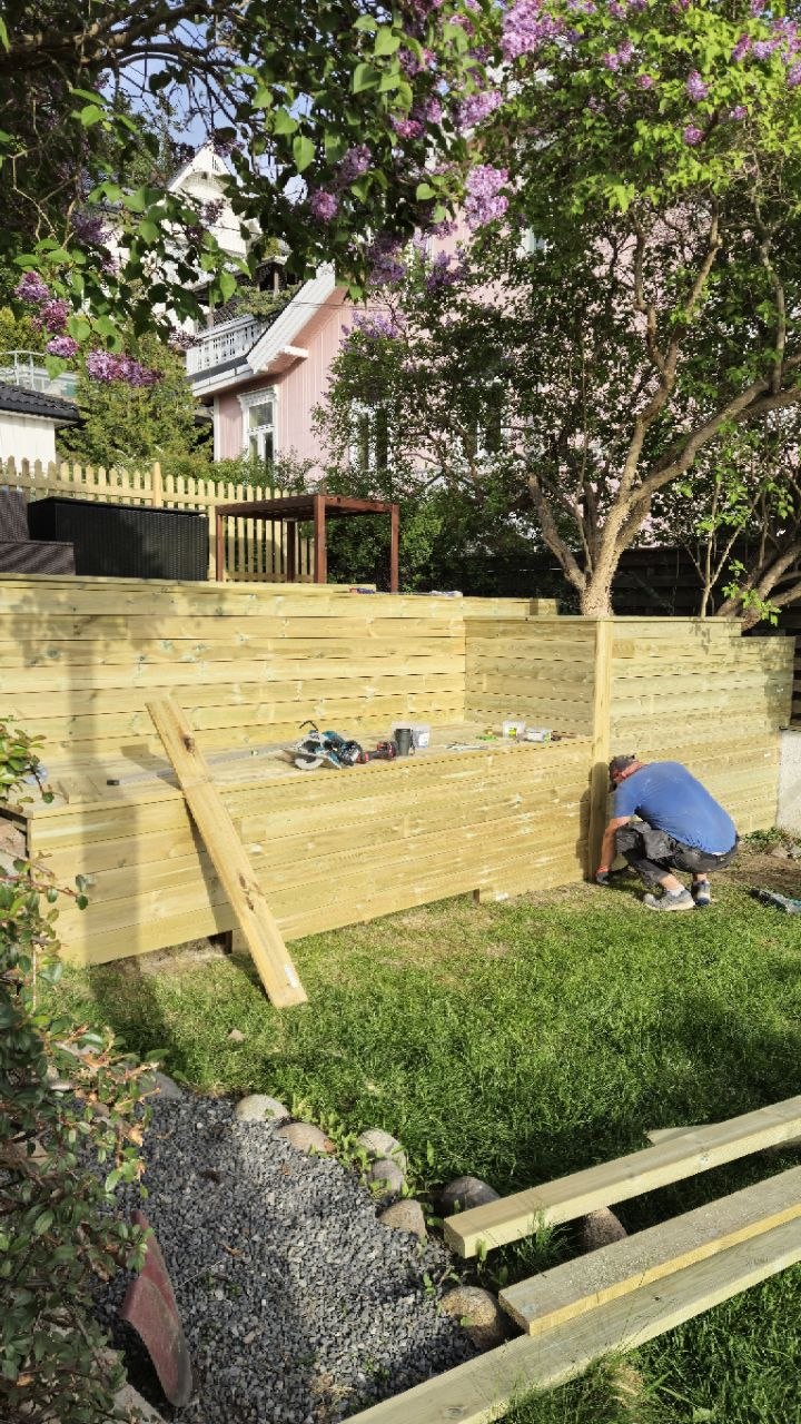 Terrasse med levegg og pergola